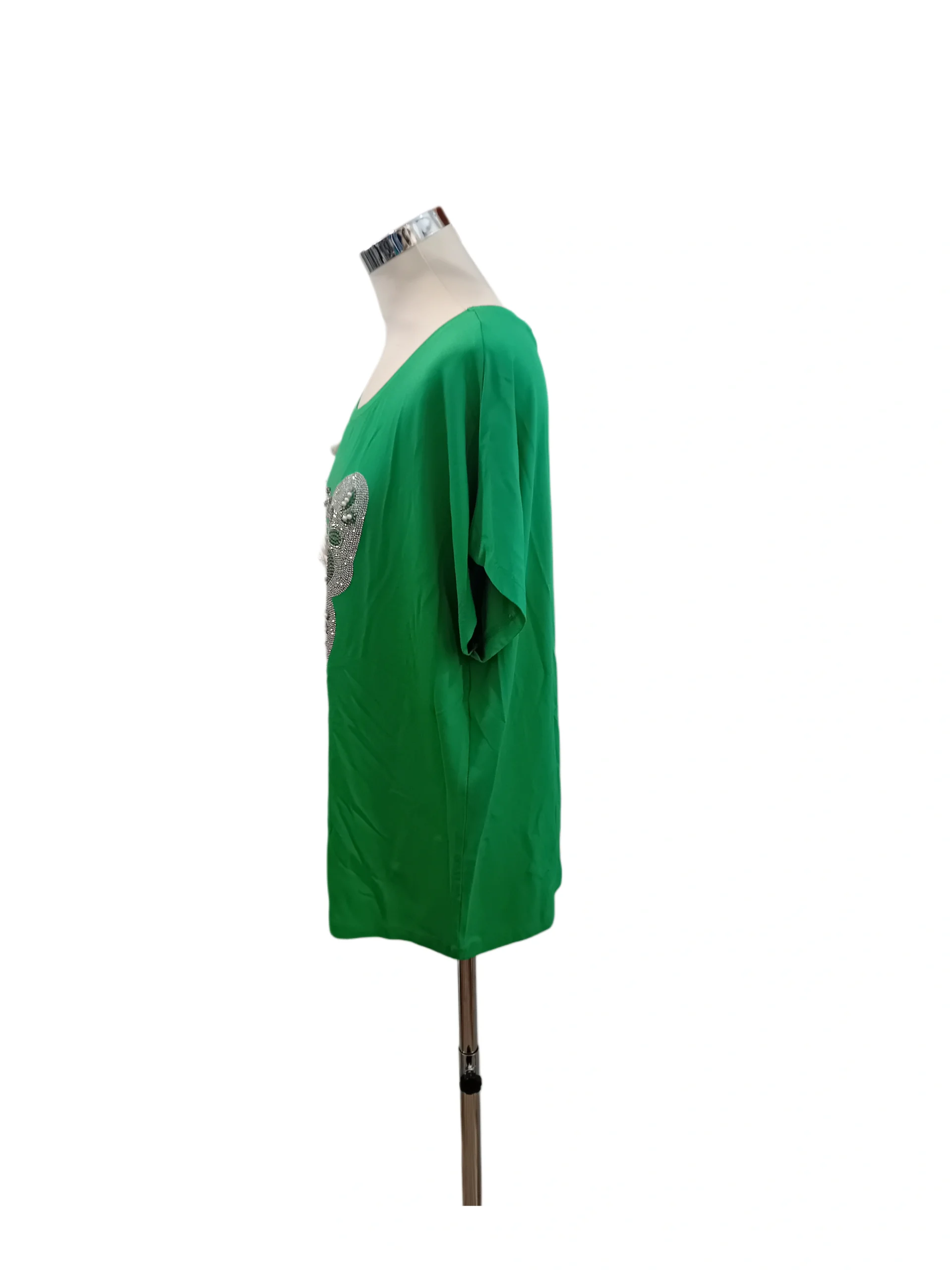 Dámske letné tričko s motýľom pre svieži a ženský outfit